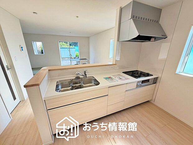 【現地写真(キッチン)】収納たっぷりのシステムキッチン、浄水器付水栓を標準装備しています。