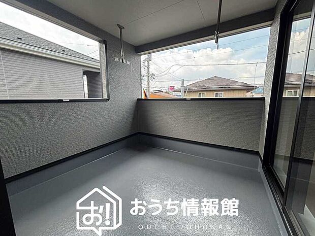 【バルコニー】奥行きが広く、洗濯物をゆったりと干せる十分な広さで、家族の洗濯も捗ります。