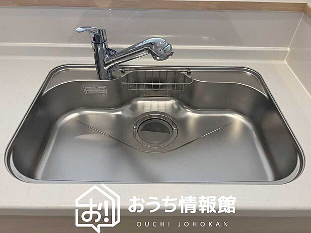 【浄水器内臓ハンドシャワー付シンク】広々とした凸型シンクに洗剤ポケットを標準装備。すっきり収納できます。
また、蛇口の先端に浄水器を内蔵しているため場所をとりません。