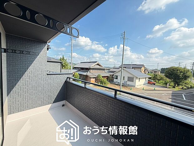 【バルコニー】奥行きが広く、洗濯物をゆったりと干せる十分な広さで、家族の洗濯も捗ります。