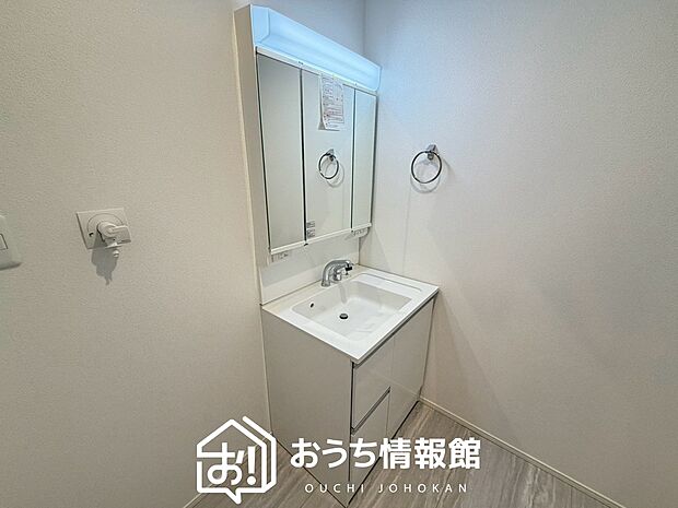【洗面台・洗面所】鏡の両サイドは、必要なものを取出しやすく、大きな鏡面で朝の準備も快適。
使いやすいリフトアップ機能付きのシングルレバーシャワー水栓付です。