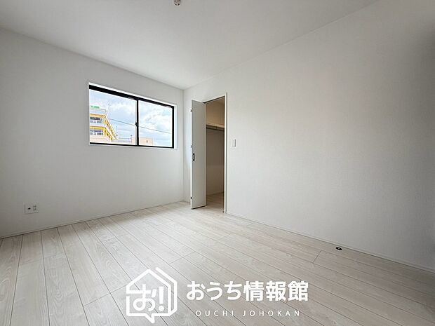 【現地写真(洋室)】木目の美しさを際立たせるシンプルデザインの建具を使用しています。
