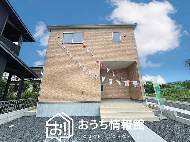 【現地写真(外観)【2号地】】軽くて火災に強い屋根材を採用し、地震時の建物への負担や揺れを軽減しています。