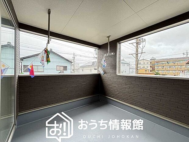 【バルコニー】奥行きが広く、洗濯物をゆったりと干せる十分な広さで、家族の洗濯も捗ります。