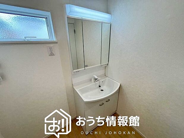 【洗面台・洗面所】鏡の両サイドは、必要なものを取出しやすく、大きな鏡面で朝の準備も快適。
使いやすいリフトアップ機能付きのシングルレバーシャワー水栓付です。