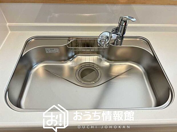 【浄水器内臓ハンドシャワー付シンク】広々とした凸型シンクに洗剤ポケットを標準装備。すっきり収納できます。
また、蛇口の先端に浄水器を内蔵しているため場所をとりません。