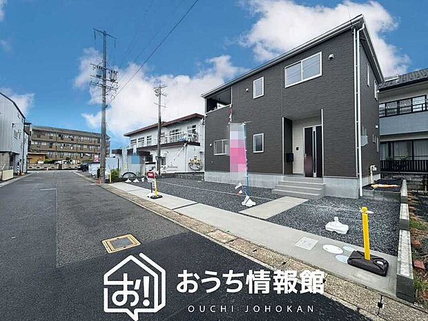 【現地写真(前道含む外観)】健康被害に配慮したもっとも安全性の高い建材を採用し、シックハウス対策をしております。