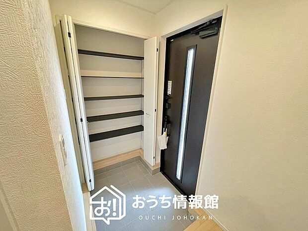 【現地写真(玄関)】玄関には、大型のシューズ収納を設置しています。