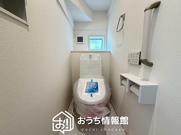 【トイレ】汚れてもサッとひと拭きでお手入れ簡単、エコ仕様の温水洗浄便座付きのトイレです。
バリアフリーにも配慮しています。