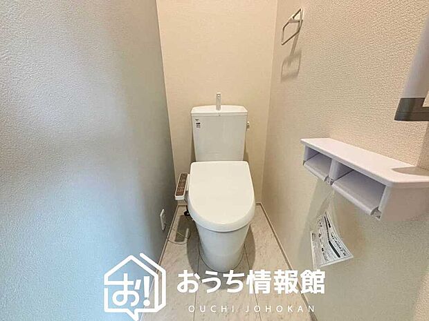 【トイレ】汚れてもサッとひと拭きでお手入れ簡単、エコ仕様の温水洗浄便座付きのトイレです。
バリアフリーにも配慮しています。