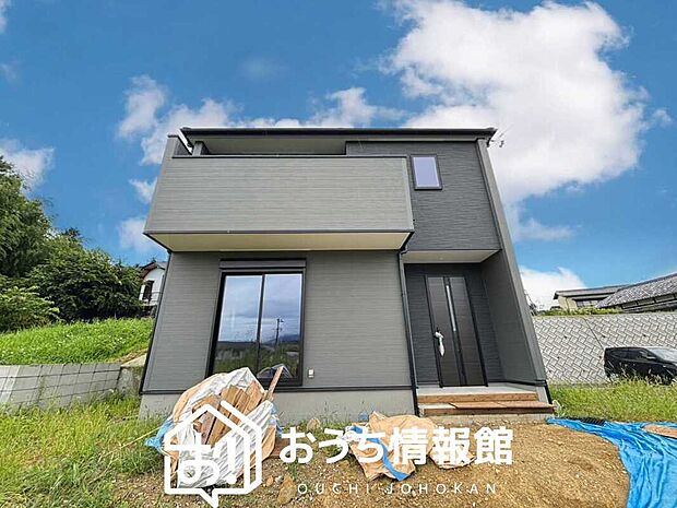 【現地写真(外観)【4号地】】雨で汚れを落とし、耐久性・耐候性に優れた外壁を使用しています。