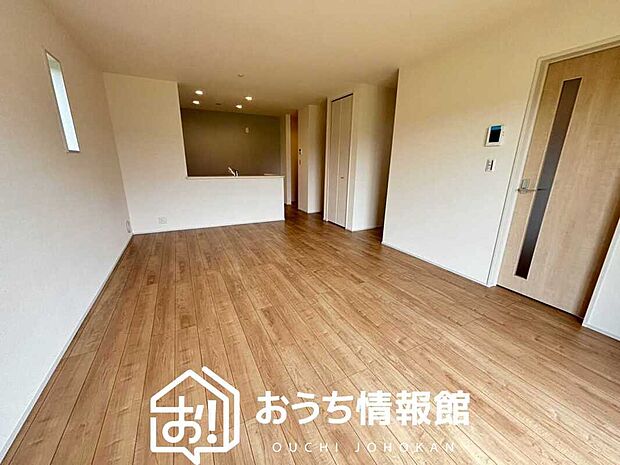 【現地写真(リビング)】フローリング材には、木目、色調など木材特有の風合いがあり、ナチュラルな美しさになっています。