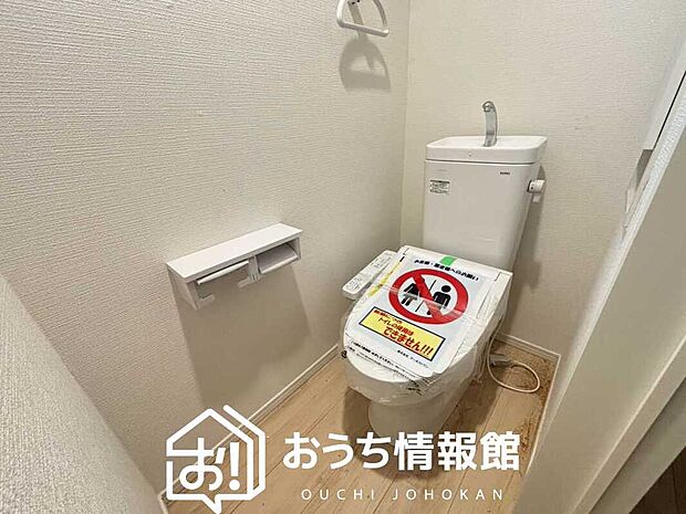 【トイレ】汚れてもサッとひと拭きでお手入れ簡単、エコ仕様の温水洗浄便座付きのトイレです。
バリアフリーにも配慮しています。