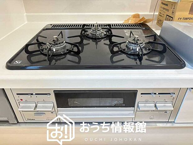 【ビルトインコンロ】フラットな構造で清掃性が高く、過熱防止センサー付３口タイプで日頃の家事も快適です。
