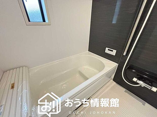【現地写真（浴室）】浴室暖房乾燥機付き。１坪タイプで広々です。