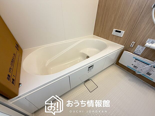 【現地写真(浴室)】浴室暖房乾燥機付き。1坪タイプで広々です。