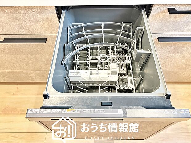【食器洗い乾燥機】食後の時間にゆとりを与えてくれる食器洗い乾燥機。
操作ボタンも上面にあるので、腰をかがめずに操作ができラクラクです。