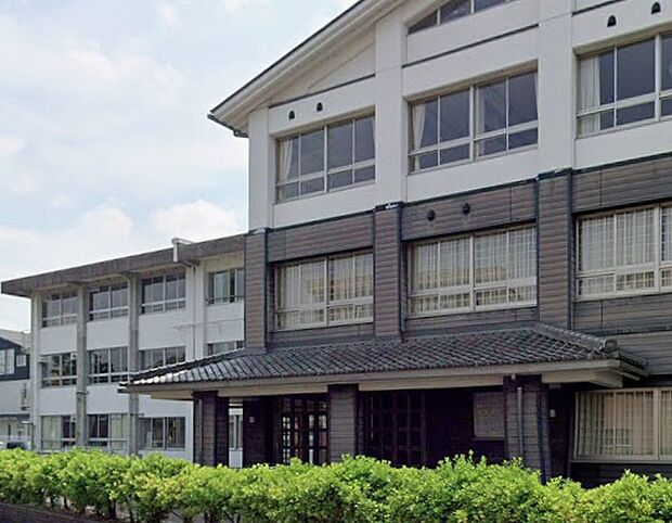 関市立富岡小学校(約450m)
