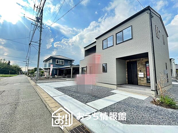 【現地写真(前道含む外観)】軽くて火災に強い屋根材を採用し、地震時の建物への負担や揺れを軽減しています。