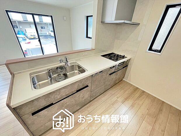 【現地写真(キッチン)】収納たっぷりのシステムキッチン、浄水器付水栓を標準装備しています。