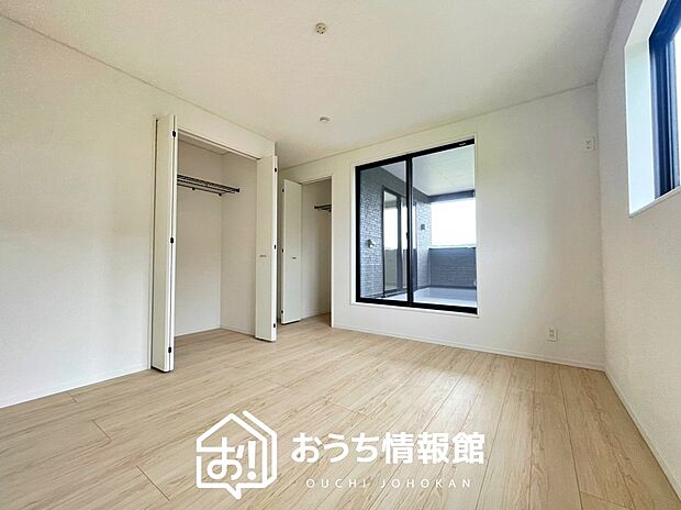 【現地写真（寝室）】木目の美しさを際立たせるシンプルデザインの建具を使用しています。