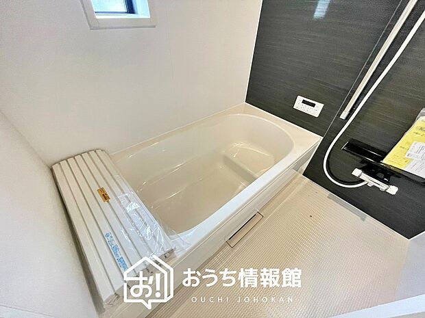 【現地写真（浴室）】浴室暖房乾燥機付き。１坪タイプで広々です。