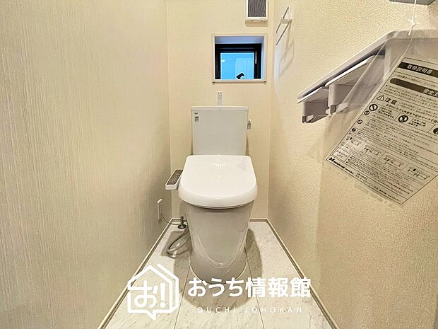 【トイレ】汚れてもサッとひと拭きでお手入れ簡単、エコ仕様の温水洗浄便座付きのトイレです。
バリアフリーにも配慮しています。