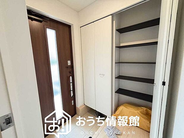 【現地写真(玄関)】玄関には、大型のシューズ収納を設置しています。
