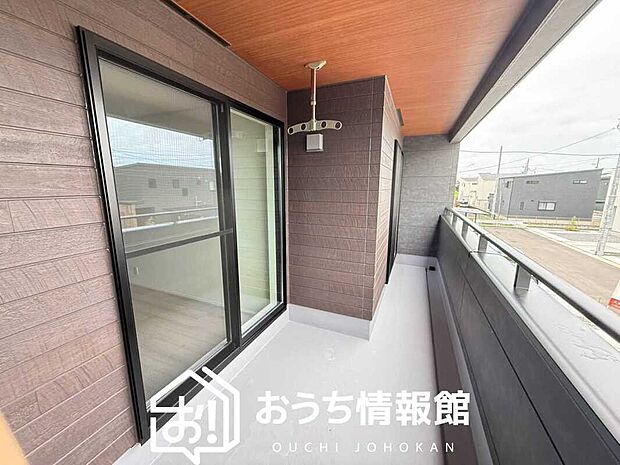 【バルコニー】奥行きが広く、洗濯物をゆったりと干せる十分な広さで、家族の洗濯も捗ります。