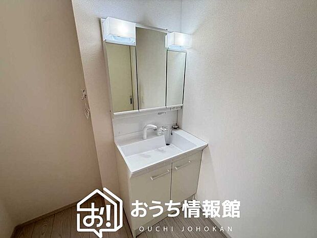 【洗面台・洗面所】鏡の両サイドは、必要なものを取出しやすく、大きな鏡面で朝の準備も快適。
使いやすいリフトアップ機能付きのシングルレバーシャワー水栓付です。