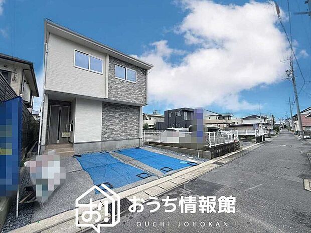 【現地写真(前道含む外観)】軽くて火災に強い屋根材を採用し、地震時の建物への負担や揺れを軽減しています。