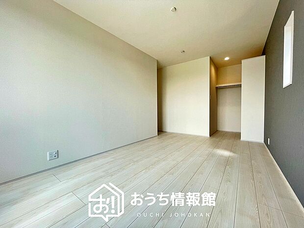 【現地写真（寝室）】木目の美しさを際立たせるシンプルデザインの建具を使用しています。