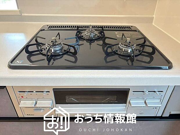 【ビルトインコンロ】フラットな構造で清掃性が高く、過熱防止センサー付３口タイプで日頃の家事も快適です。