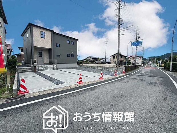 【現地写真（前道含む外観）】軽くて火災に強い屋根材を採用し、地震時の建物への負担や揺れを軽減しています。