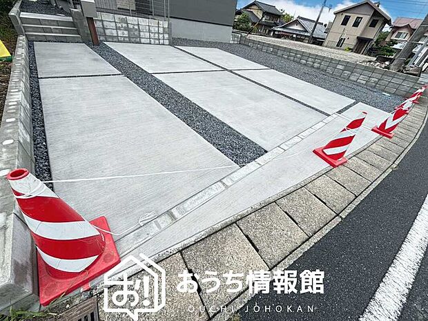 【現地写真（駐車場）】駐車スペースが広く、運転が苦手な方も安心です。