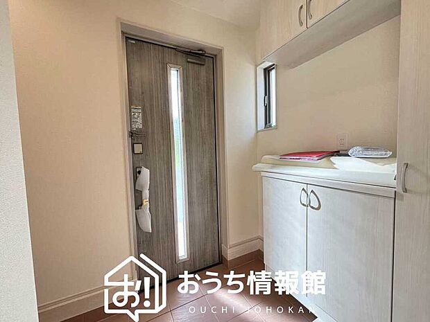 【現地写真(玄関)】玄関には、大型のシューズ収納を設置しています。