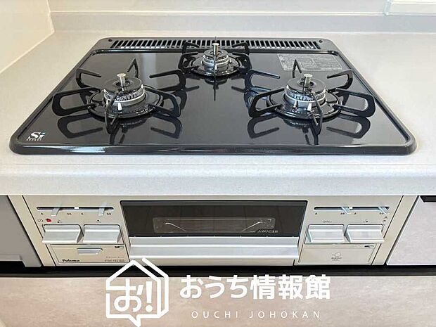 【ビルトインコンロ】フラットな構造で清掃性が高く、過熱防止センサー付3口タイプで日頃の家事も快適です。