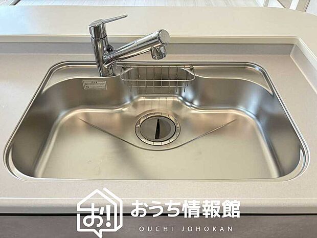 【浄水器内臓型ハンドシャワー付シンク】傷や汚れが付きにくい静音仕様の全面エンボス加工シンク。
また、蛇口の先端に浄水器を内蔵。浄水シャワーが使える毎分4リットルのたっぷり浄水。