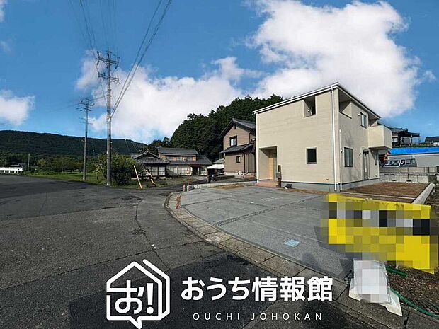 【現地写真(前道含む外観)】健康被害に配慮したもっとも安全性の高い建材を採用し、シックハウス対策をしております。