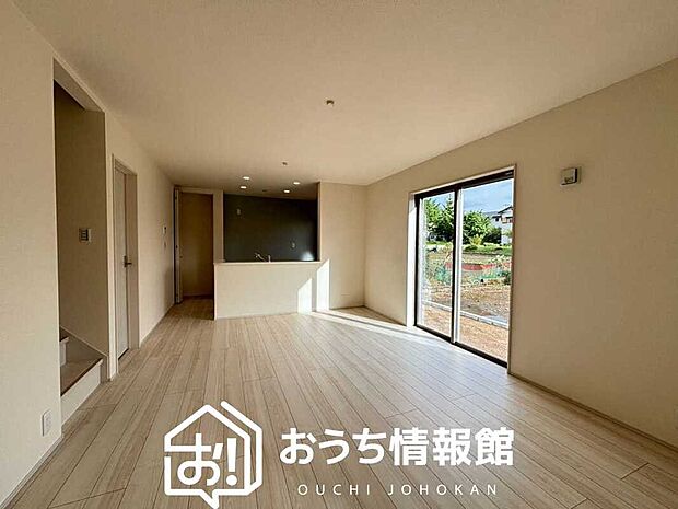【現地写真(リビング)】フローリング材には、木目、色調など木材特有の風合いがあり、ナチュラルな美しさになっています。