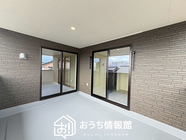 【バルコニー】奥行きが広く、洗濯物をゆったりと干せる十分な広さで、家族の洗濯も捗ります。