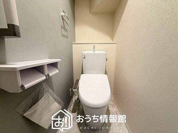 【トイレ】汚れてもサッとひと拭きでお手入れ簡単、エコ仕様の温水洗浄便座付きのトイレです。
バリアフリーにも配慮しています。