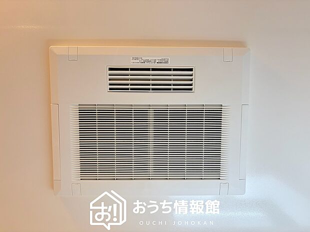 【電気式浴室暖房換気乾燥機】寒い冬場はあたたかく、暑い夏場は扇風機のような心地よさです。
雨の日は、浴室が衣類乾燥スペースになります。
