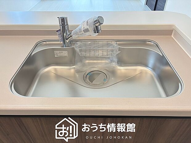 【浄水器内臓型ハンドシャワー付シンク】傷や汚れが付きにくい静音仕様の全面エンボス加工シンク。
また、蛇口の先端に浄水器を内蔵。浄水シャワーが使える毎分4リットルのたっぷり浄水。