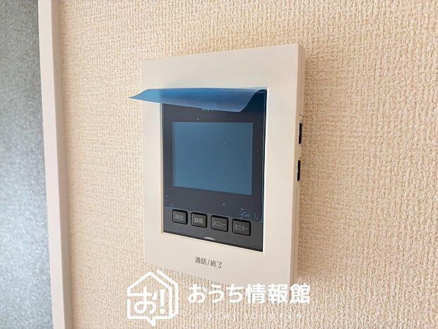 【TVモニター付インターホン】録画機能付きで、自動録画のほか、手動録画もできます。
受話、呼出音量の調整、明るさ調整が可能です。また、来訪者をズーム機能でズームアップして確認できます。