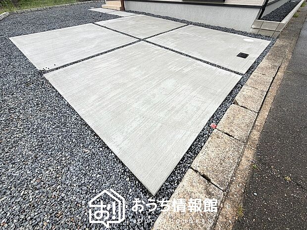 【現地写真（駐車場）】駐車スペースが広く、運転が苦手な方も安心です。