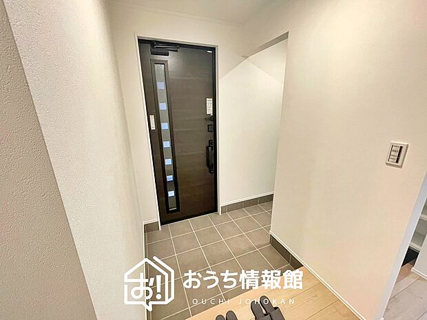 【現地写真(玄関)】玄関には、大型のシューズ収納を設置しています。