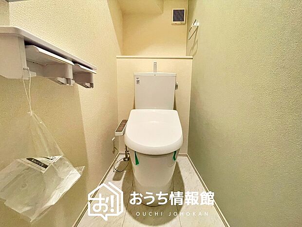 【トイレ】汚れてもサッとひと拭きでお手入れ簡単、エコ仕様の温水洗浄便座付きのトイレです。
バリアフリーにも配慮しています。