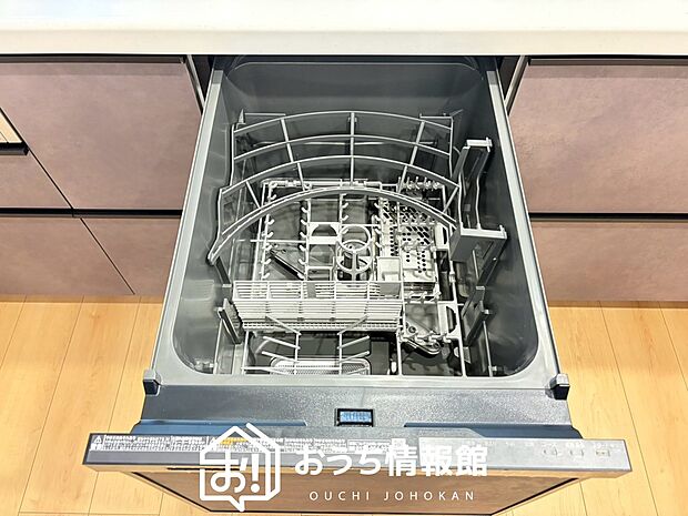 【食器洗い乾燥機】食後の時間にゆとりを与えてくれる食器洗い乾燥機。
操作ボタンも上面にあるので、腰をかがめずに操作ができラクラクです。
