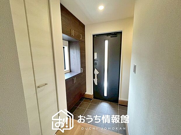 【現地写真(玄関)】玄関には、大型のシューズ収納を設置しています。